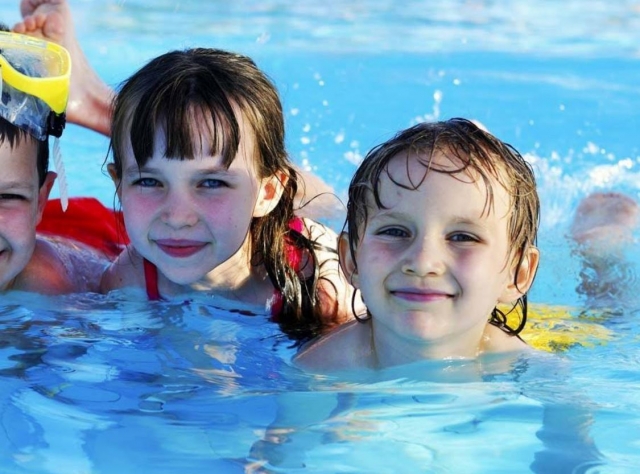  The little ones in the pool 